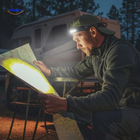 lampe frontale utilisée pour lire une carte lors d'une sortie camping en plein air