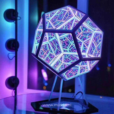 infinity light posée sur un bureau avec éclairage multicolore, idéale comme lampe déco gaming