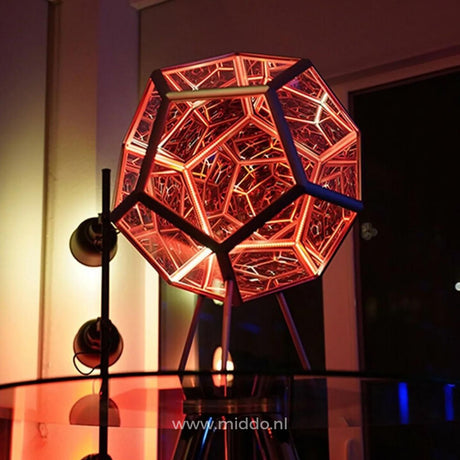infinity light avec éclairage rouge sur son support, tunnel lumineux décoratif vue de face