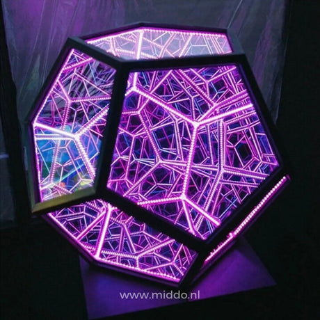 infinity light avec éclairage violet intense sur fond sombre, effet miroir sans fin hypnotique