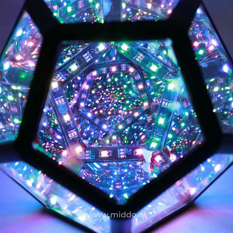 gros plan sur l'infinity light avec effets lumineux multicolores, reflets en profondeur infinie
