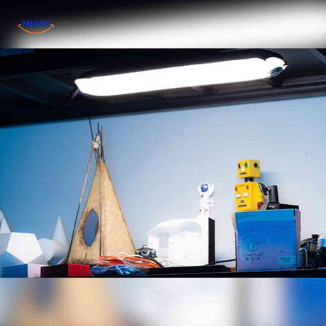 lampe LED tube gonflable utilisée comme éclairage d'atelier ou de présentoir d'étagère
