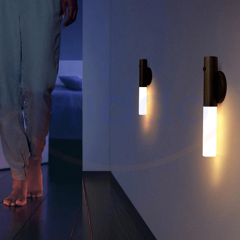 lampe led à capteur de mouvement installée dans un couloir pour un éclairage de sécurité automatique