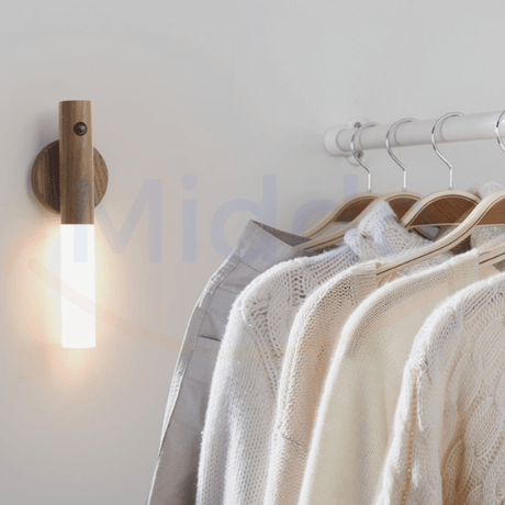 lampe led à capteur de mouvement éclairant l'intérieur d'un placard ou d'une armoire