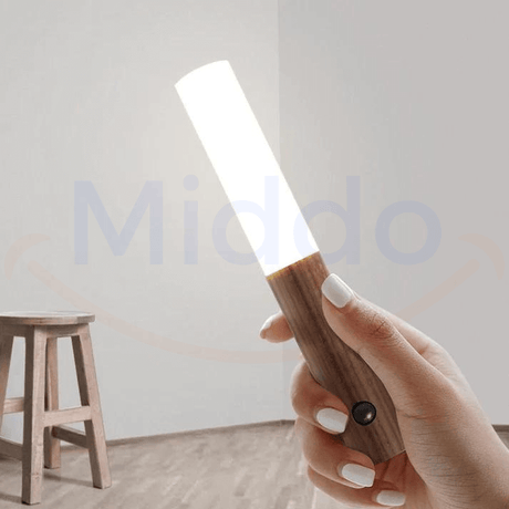 lampe led à capteur tenue en main pour illustrer son côté compact et portable