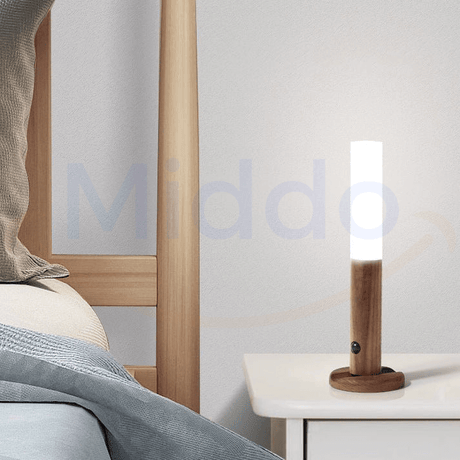 lampe led à capteur posée sur une table de chevet pour lire sans allumer la lumière