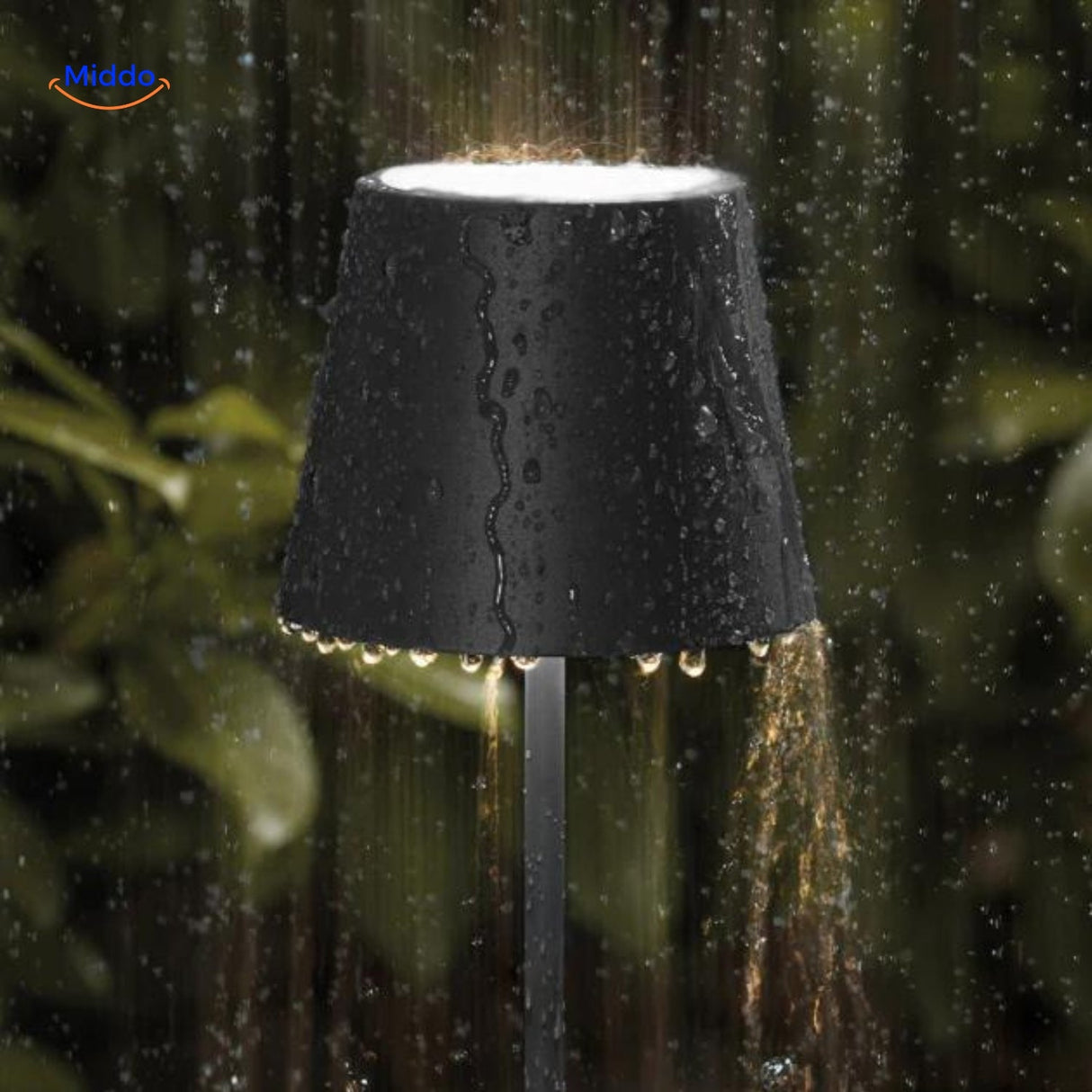 lampe led étanche ip54 utilisée sous la pluie, prouvant sa résistance pour usage extérieur