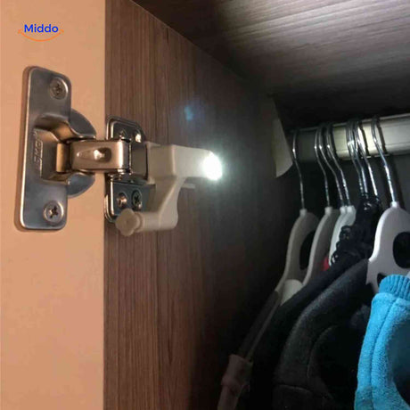 lumiere led blanche intense dans une armoire a porte fermee