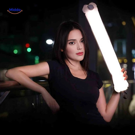 lampe LED tube tenue à la main pour un éclairage de portrait doux et flatteur