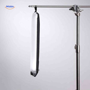 lampe LED tube gonflable suspendue sur un trépied pour un éclairage en hauteur