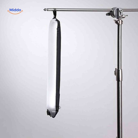 lampe LED tube gonflable suspendue sur un trépied pour un éclairage en hauteur