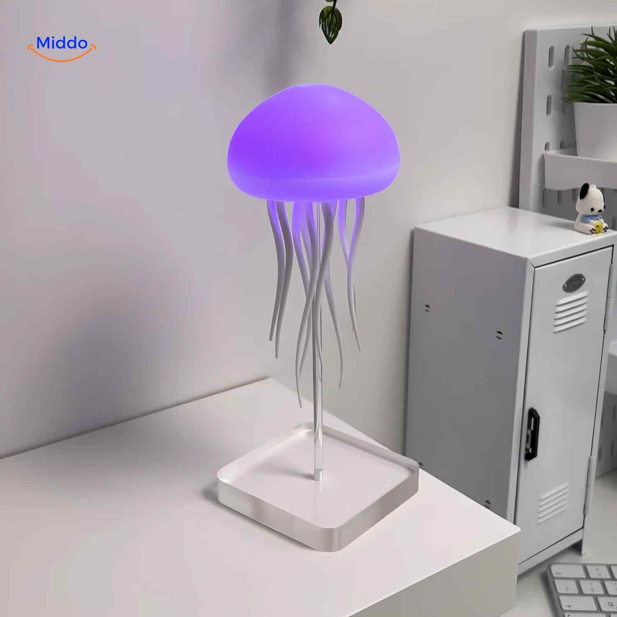 lampe méduse bleue avec design méduse posée sur un bureau, lumière d'ambiance led bleue