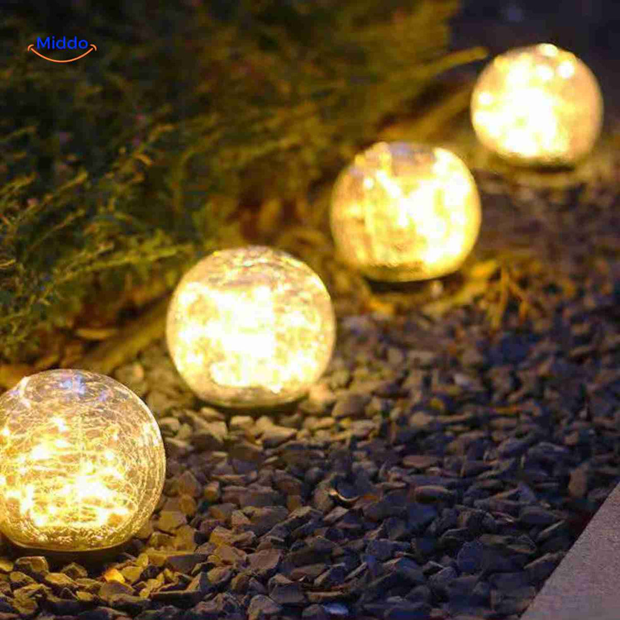 lampe solaire d'ambiance posée le long d'une allée de jardin en gravier