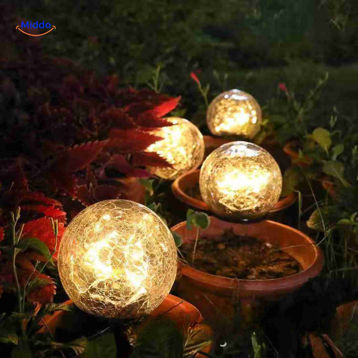 lampes solaires d'ambiance placées dans des pots de fleurs pour espaces extérieurs