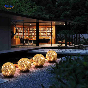 lampe solaire design devant une maison moderne pour un éclairage extérieur élégant