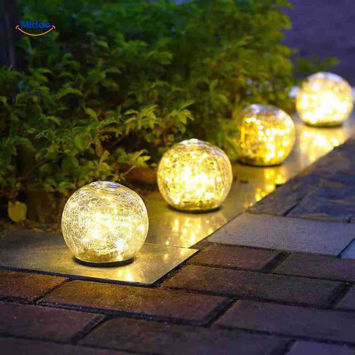 lampe solaire à lumière chaude pour illuminer un chemin de jardin