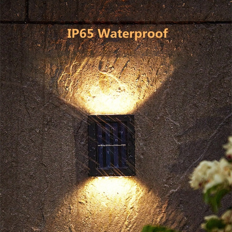 lampe solaire extérieure certifiée IP65 allumée sous la pluie, étanche et résistante aux intempéries