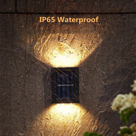 lampe solaire extérieure certifiée IP65 allumée sous la pluie, étanche et résistante aux intempéries