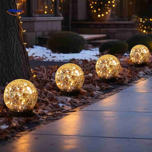 lampe solaire décorative le long d'une allée d'entrée et d'une véranda hivernale