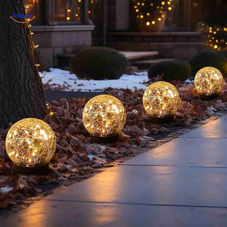 lampe solaire décorative le long d'une allée d'entrée et d'une véranda hivernale