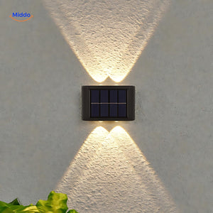 applique solaire double tête en lumière blanche chaude sur allée de jardin ou terrasse