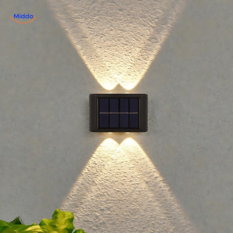 applique solaire double tête en lumière blanche chaude sur allée de jardin ou terrasse