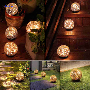 lampe solaire led d'ambiance le long d'un chemin de jardin et d'un escalier