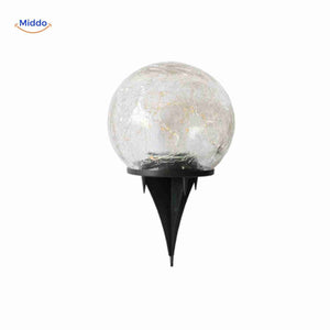 lampe solaire avec piquet à planter en terre le long d'un chemin de jardin
