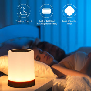 veilleuse tactile avec batterie intégrée posée dans une chambre à coucher pour une lumière douce