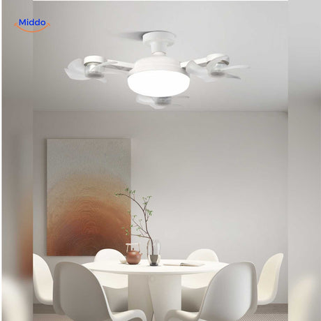 lampe ventilateur design installée au plafond d'une salle à manger lumineuse