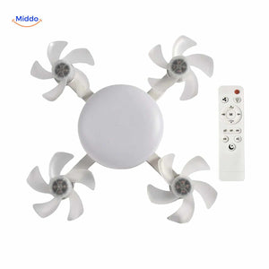vue de dessus de la lampe ventilateur montrant les quatre pales et la télécommande