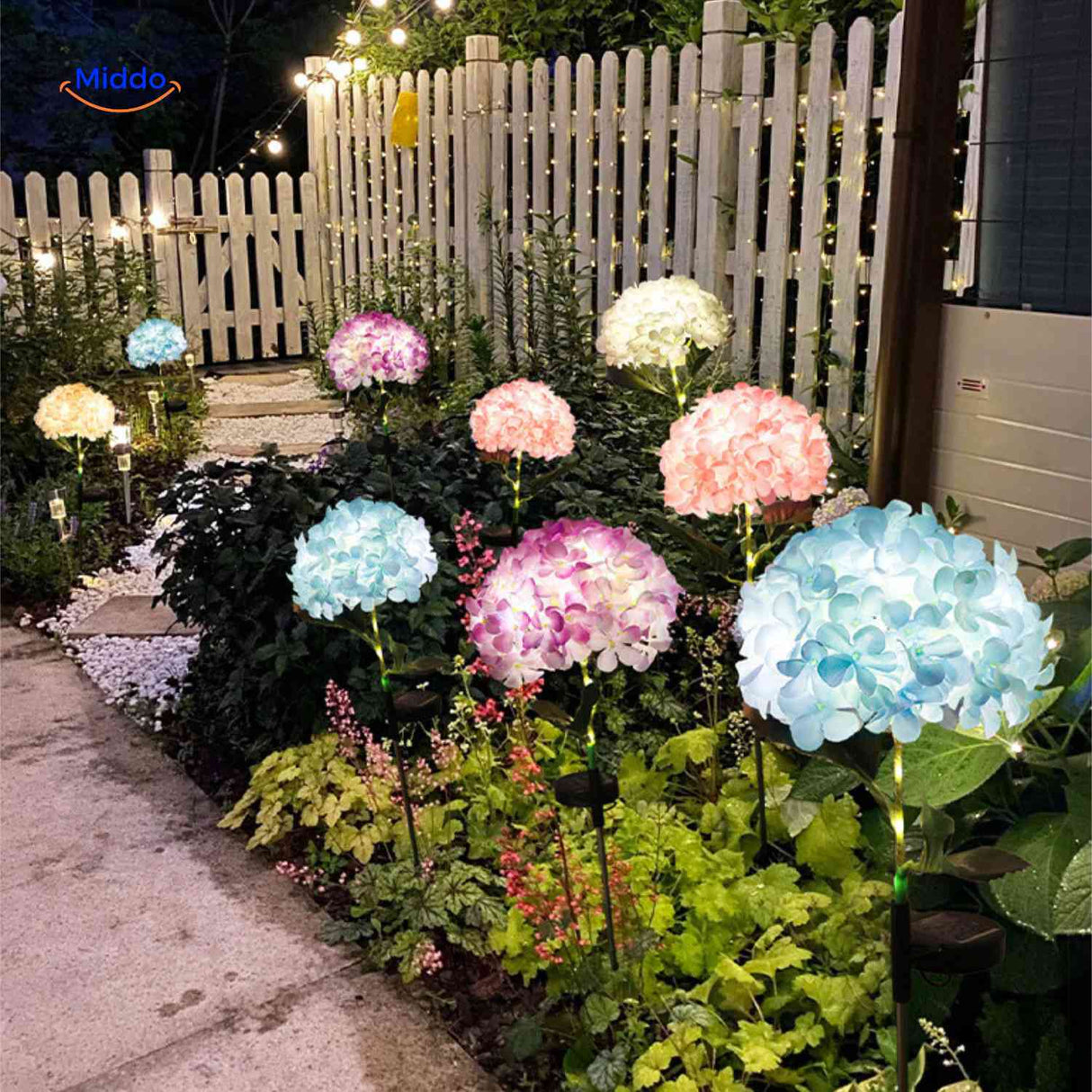 lanterne solaire florale hortensia illuminant une allée de jardin en soirée