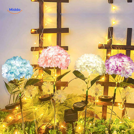 lanterne solaire hortensia en situation décorative dans un jardin éclairée par led