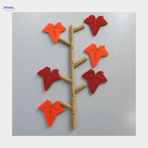 Lierre IvyFlex rouge avec six feuilles sur un réfrigérateur