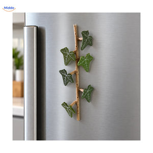 Lierre IvyFlex vert avec six feuilles sur un réfrigérateur