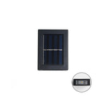 Enkele zonnepaneel buitenlamp met aan- en uitknop op witte achtergrond.