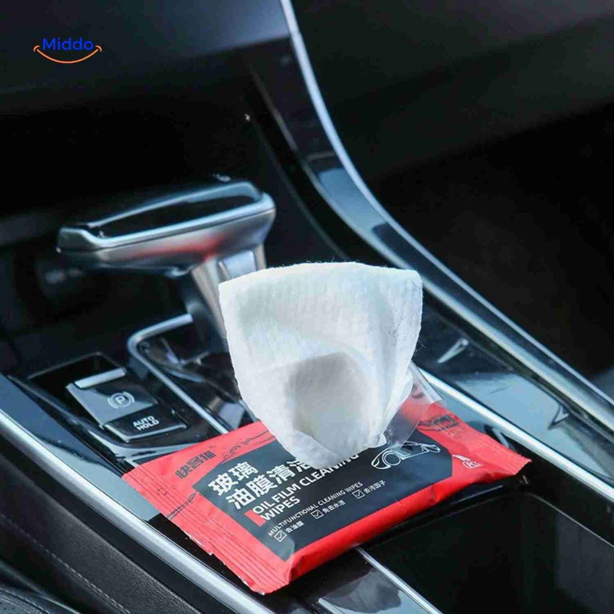 lingettes de nettoyage appliquées sur le tableau de bord d'une voiture