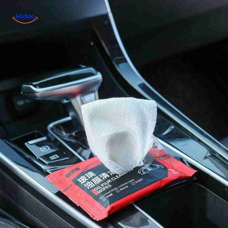 lingettes de nettoyage appliquées sur le tableau de bord d'une voiture
