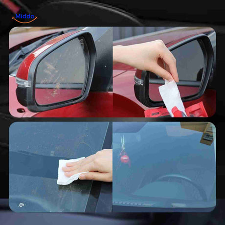 lingette essuyant le rétroviseur extérieur de voiture pour une vision dégagée