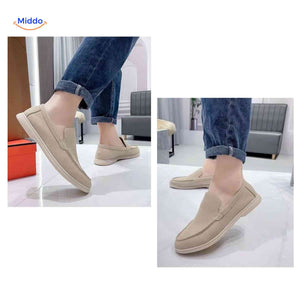 loafers modernes en suède beige clair pour homme, look épuré et tendance