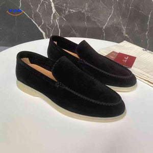 loafers slip-on noirs avec semelle blanche, vue de détail du modèle pour homme