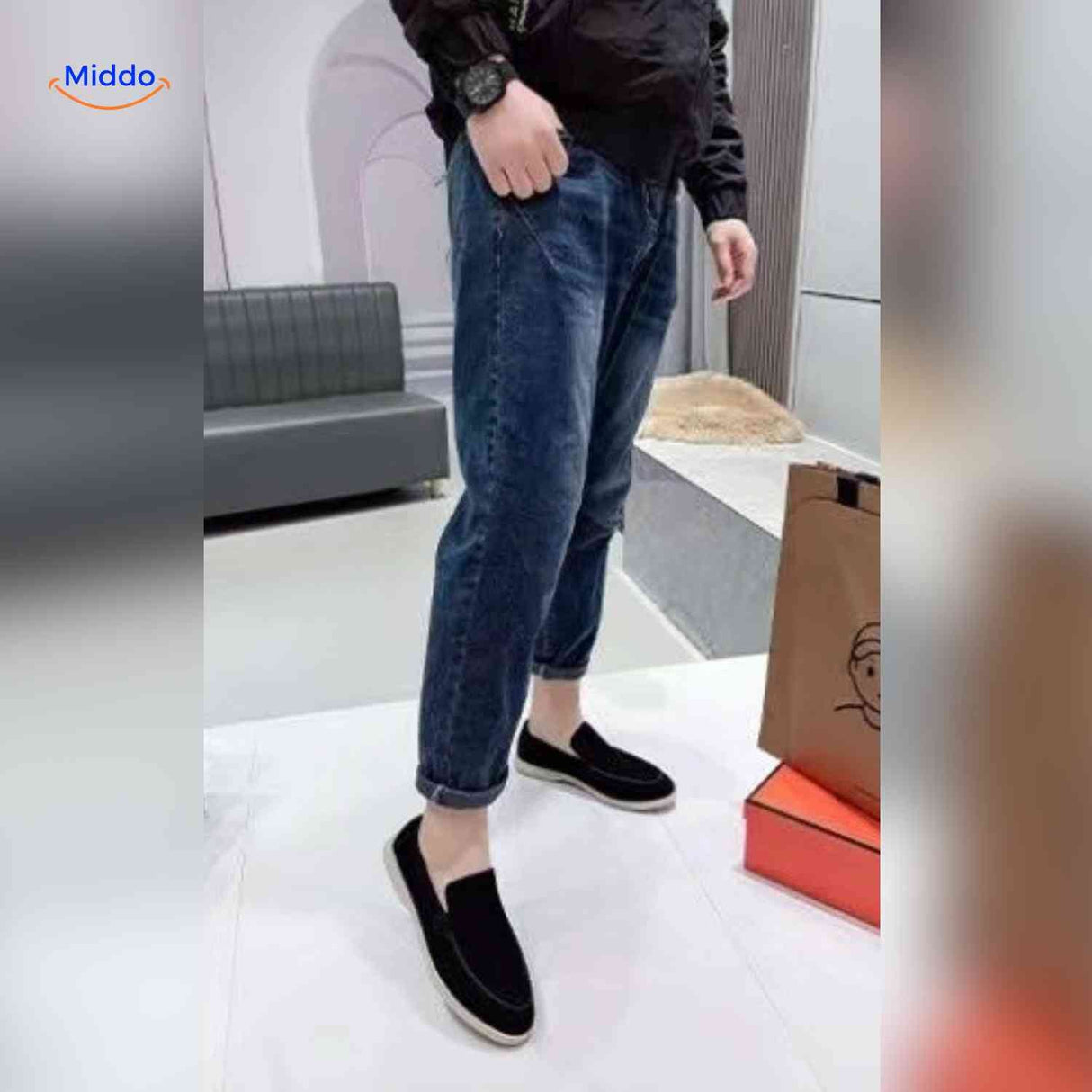 loafers noirs en suède portés avec un jean, look casual décontracté pour homme