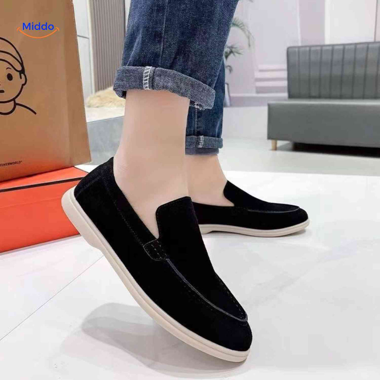 loafers noirs en suède avec semelle blanche, style homme contemporain et épuré