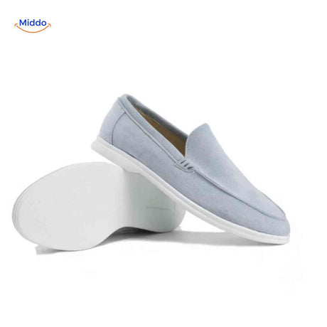 loafers en suède bleu clair avec semelle blanche, look casual et contemporain
