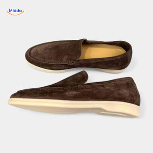 loafers en suède espresso avec semelle claire, slip-on homme chic et décontracté