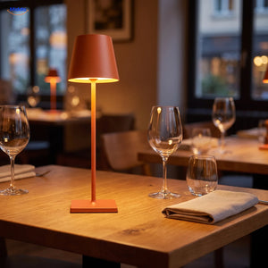 Lampe Lumiset orange sur une table de restaurant