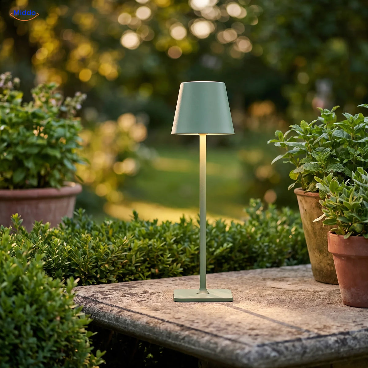 Lampe Lumiset verte sur une table de jardin