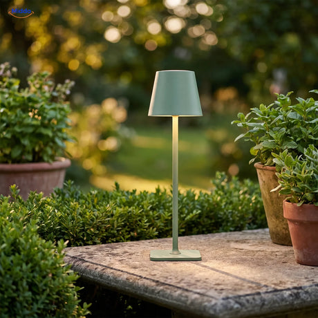 Lampe Lumiset verte sur une table de jardin