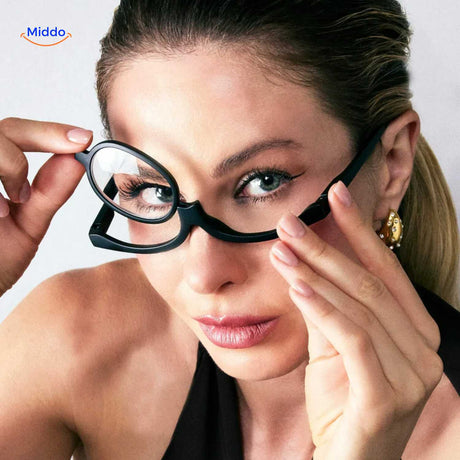 lunettes maquillage grossissantes pivotantes en cours d'utilisation, lentille en position basse