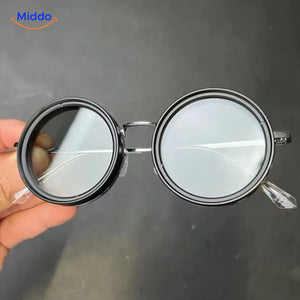 lunettes de soleil artisanales sur fond graphique moderne, présentation des coloris disponibles